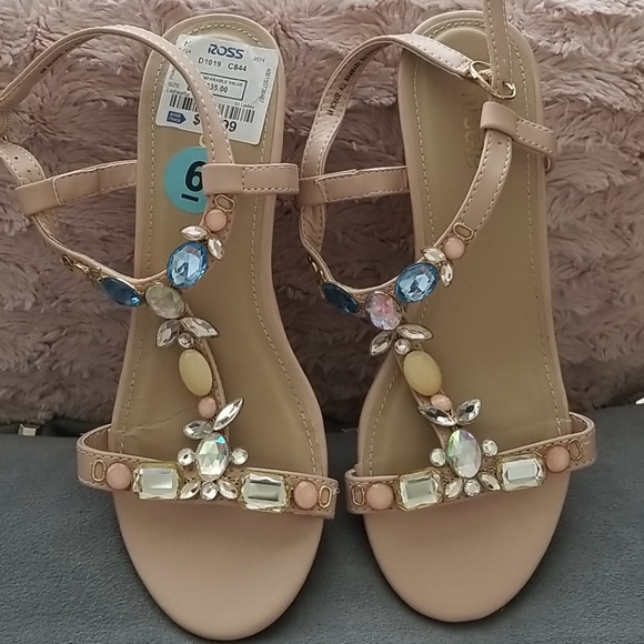 Like New Nicole sandals - Picture 2 of 8